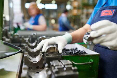 Semi-automatic assembly line